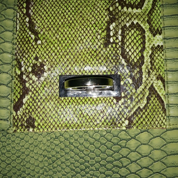 Charming Charlie Green Snakeskin Envelope clutch wristlet - Picture 4 of 6